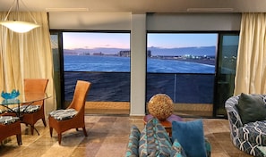Luxury-Suite, 2 Schlafzimmer, Meerblick | Wohnzimmer | 60-Zoll-Plasmafernseher mit Kabelempfang, Fernseher