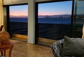 Luxe suite, 2 slaapkamers, uitzicht op zee | Uitzicht op strand/zee