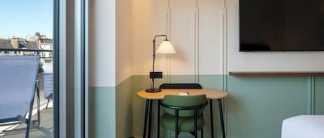 Suite - L'Iconique | In-room safe, blackout curtains, soundproofing, free WiFi
