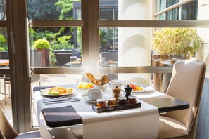 Daily continental breakfast (EUR 22 per person) - Hotel Ampere (Paris)