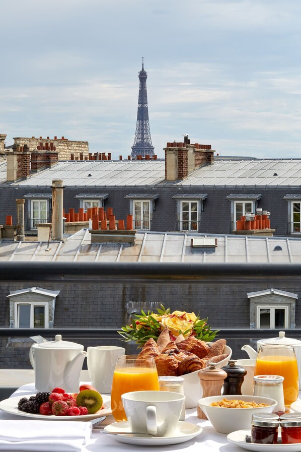 Panoramic Suite, Terrace (Eiffel Tower view) | In-room safe, desk, blackout curtains, soundproofing - Hotel Ampere (Paris)