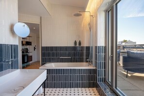 Suite - L'Iconique | Baño | Amenidades de baño ecológicas, secadora de cabello, toallas