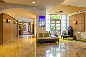 Reception - Hotel Ampere (Paris)