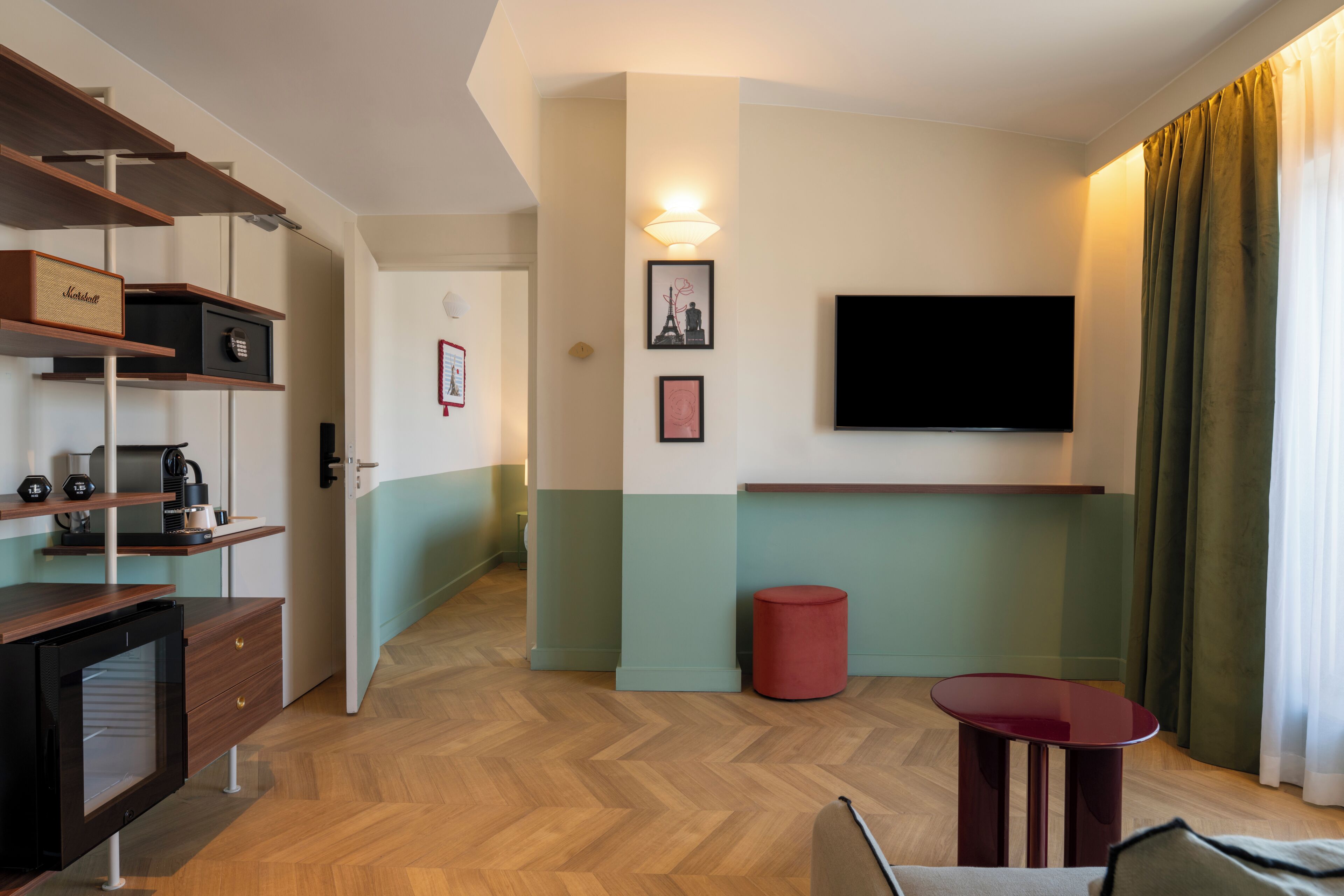 Suite - L'Iconique | Wohnbereich | 37-Zoll-LCD-Fernseher mit Satellitenempfang, Fernseher