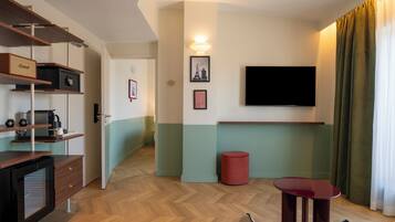 Suite - L'Iconique | Wohnbereich | 37-Zoll-LCD-Fernseher mit Satellitenempfang, Fernseher