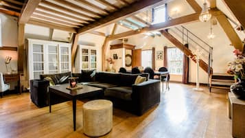 Royal Loft Suite | Luxe beddengoed, een minibar, een kluis op de kamer