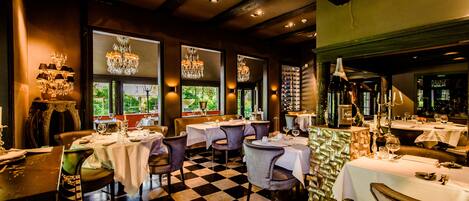 Der serveres morgenmad, frokost og franske retter med udsigt til haven