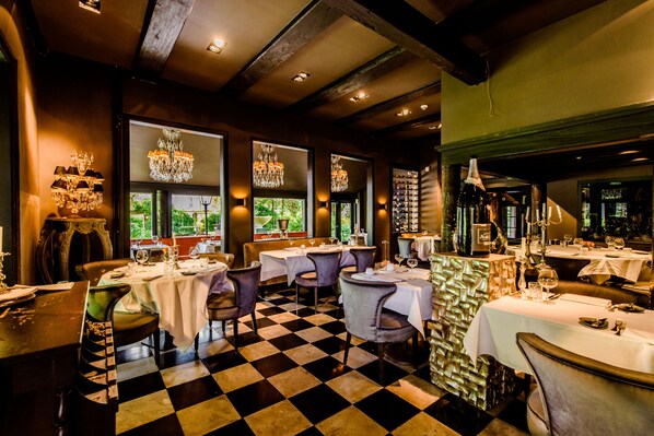 Breakfast, lunch, dinner served; French cuisine 