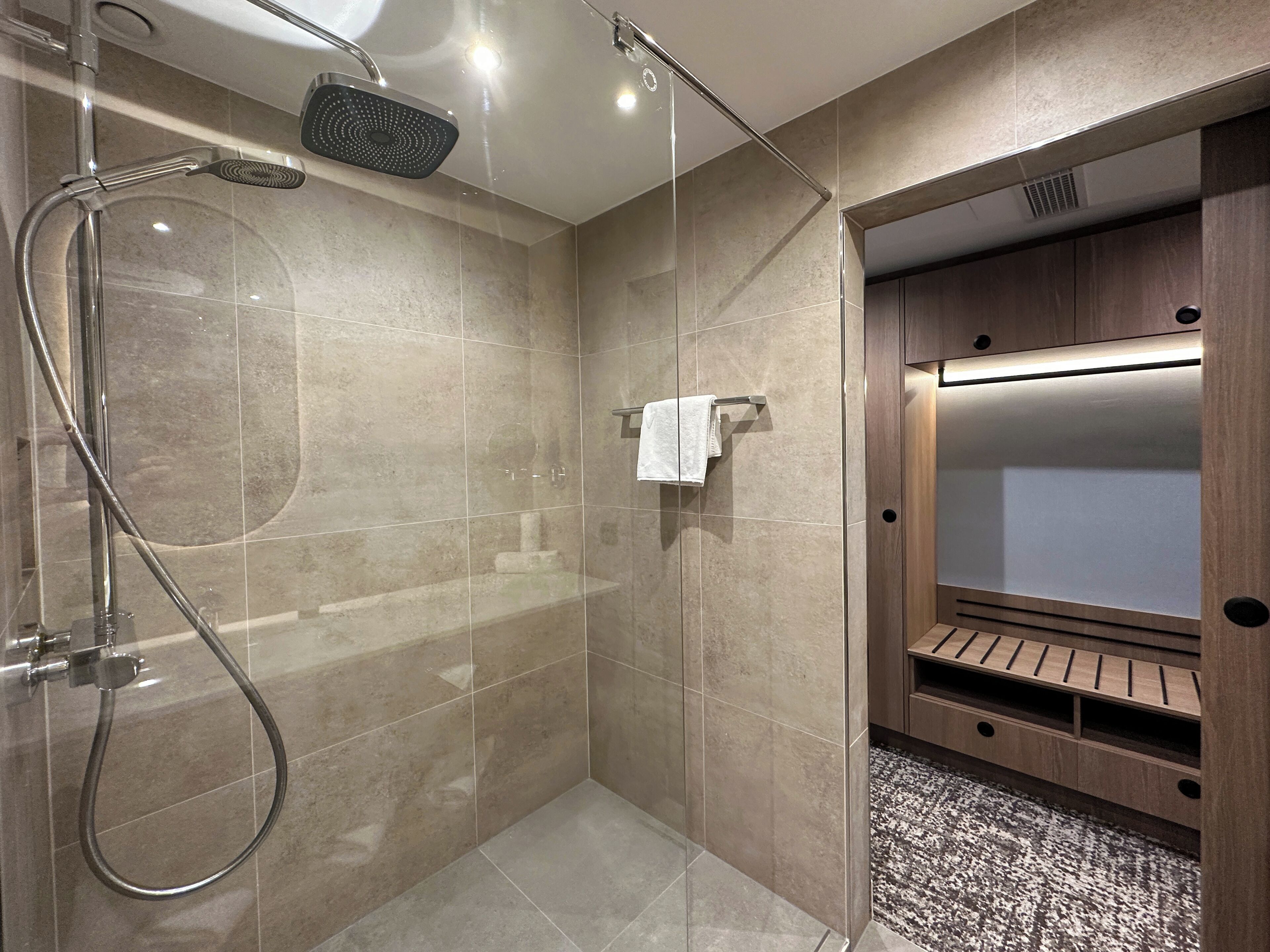 Habitación triple Confort | Baño | Artículos de higiene personal gratuitos, secador de pelo y toallas