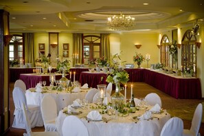 Serveert ontbijt, lunch, diner, internationale gerechten 