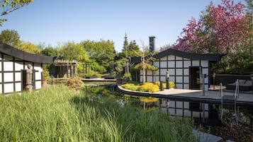 Hoitoalue ulkona, sauna, höyrysauna, vartalohoitoja, aromaterapiaa