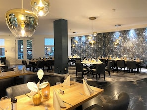 4 restaurants, breakfast, lunch, dinner served; international cuisine