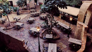 4 restaurants; breakfast, lunch and dinner served
