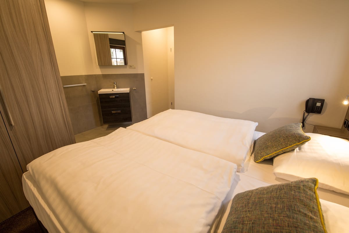 Cottage, Kitchen (Typ C) | Hypo-allergenic bedding, in-room safe, blackout drapes