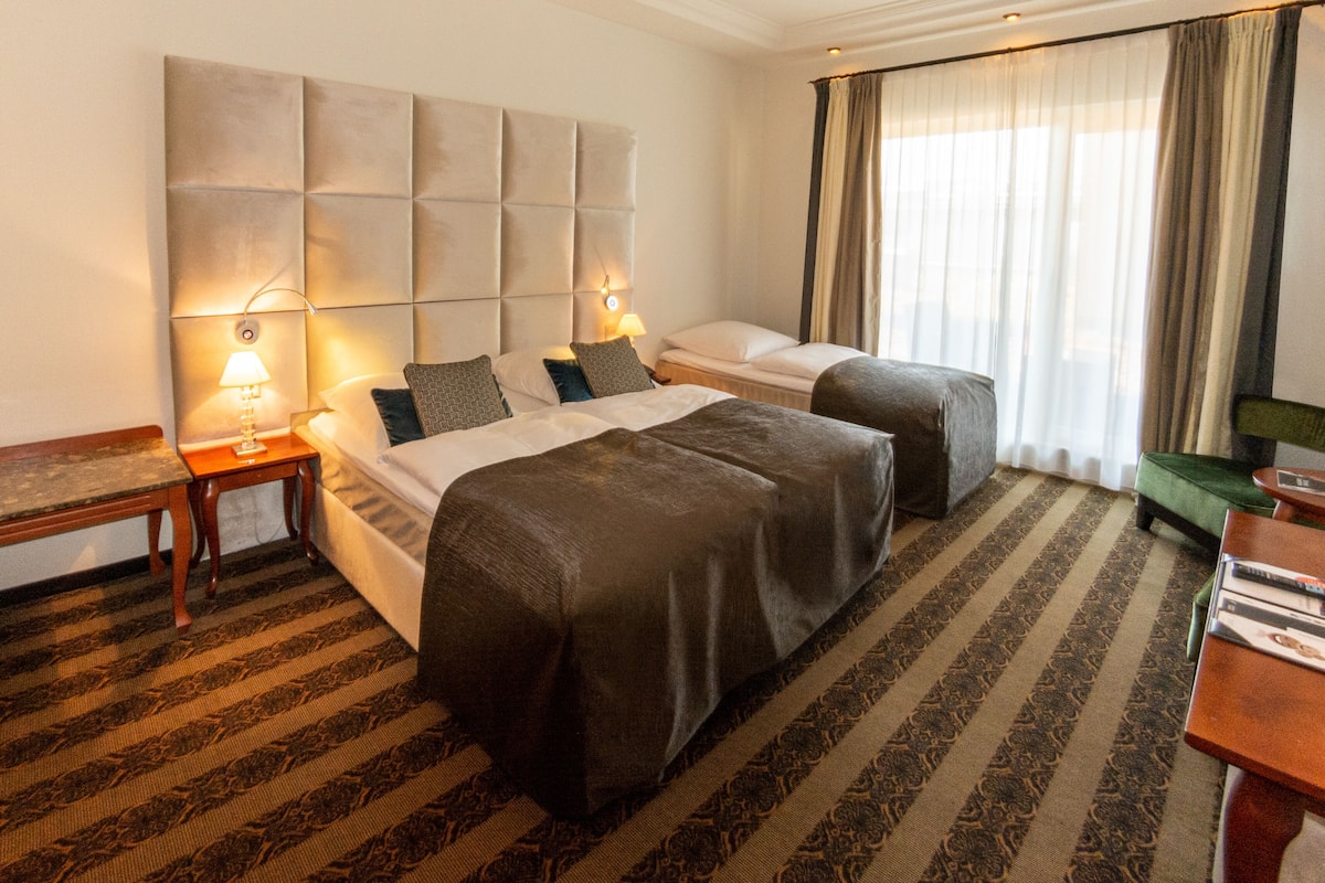 Standard Double Room | Hypo-allergenic bedding, blackout drapes, cribs/infant beds, bed sheets