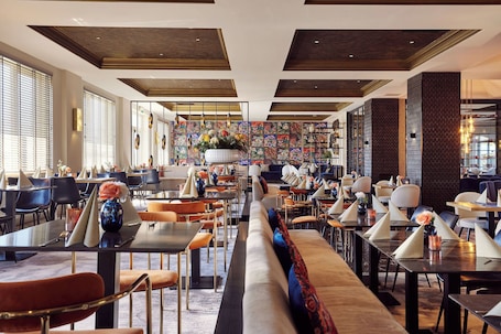 4 restaurants; breakfast, lunch and dinner served . Van der Valk Resort Linstow