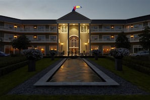 Fassade der Unterkunft – Abend/Nacht