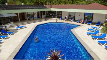 Piscina all'aperto, lettini