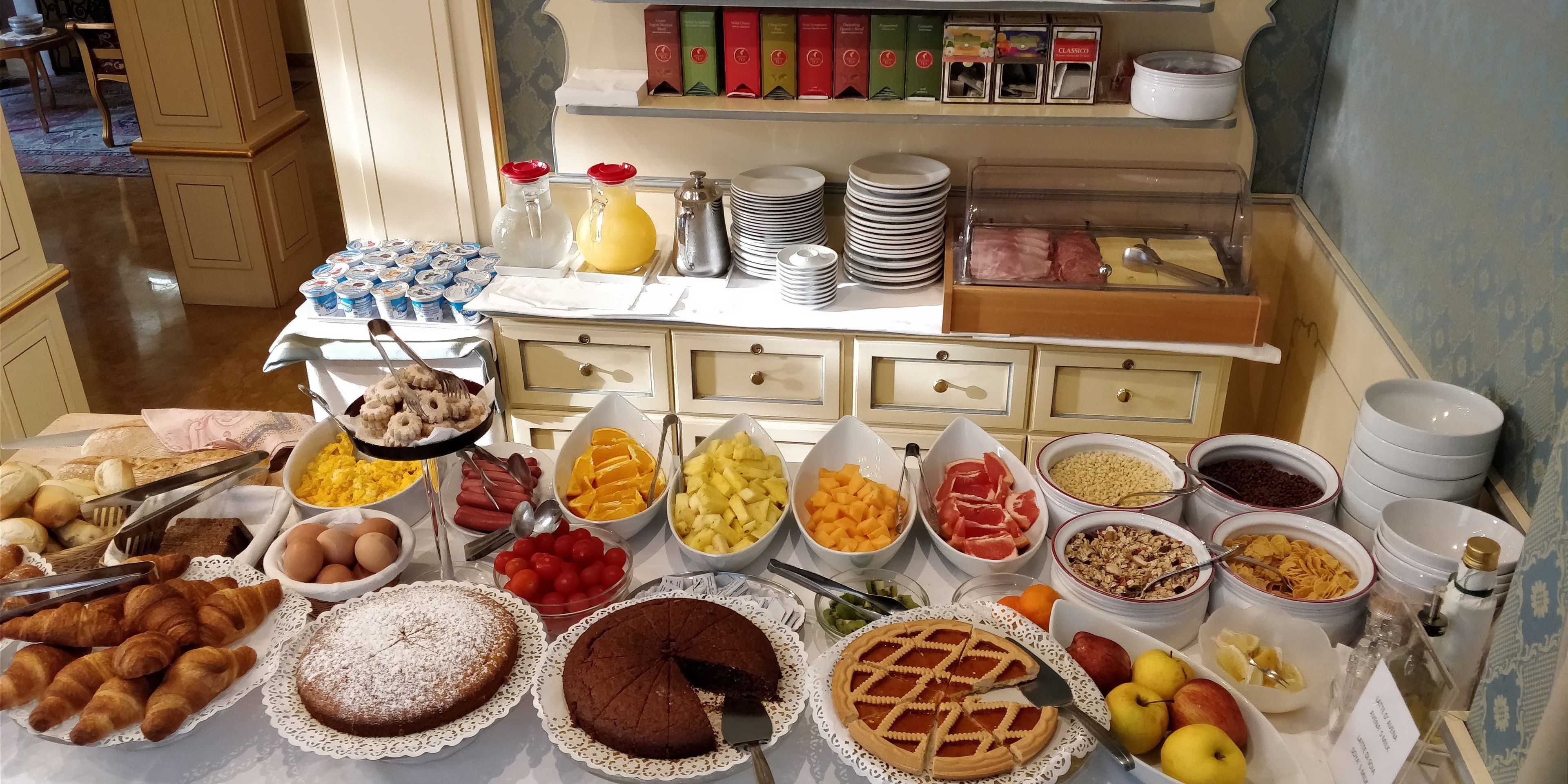 Café da manhã com buffet grátis todos os dias