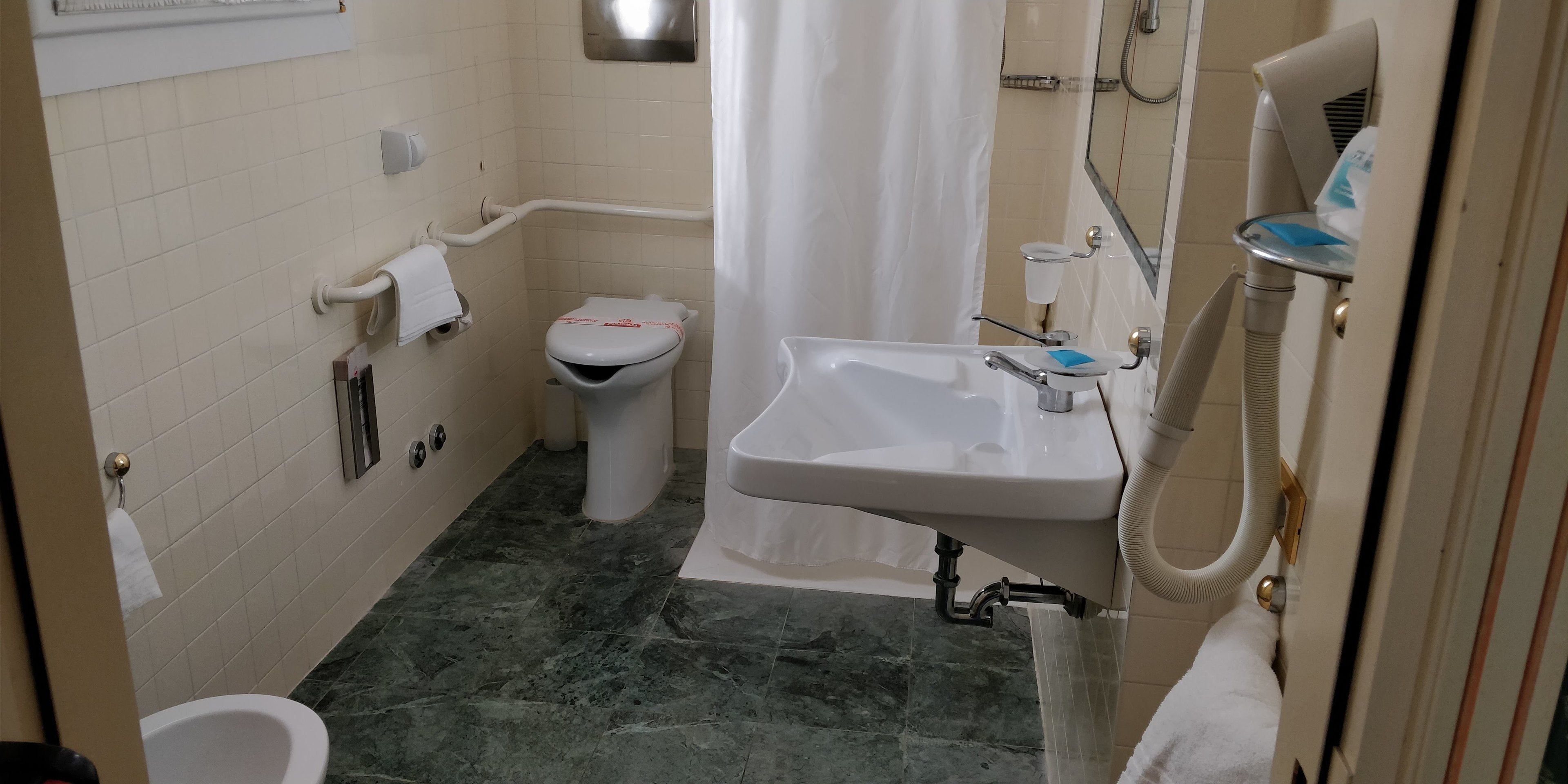 Standard Double Room | Bathroom | Shower, rainfall showerhead, hair dryer, bidet