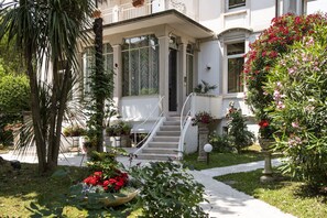 Entrée de l’hébergement