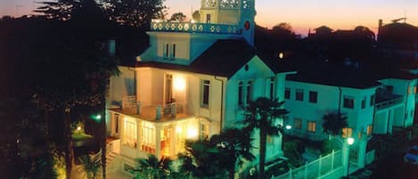 Bagian depan properti - sore/malam