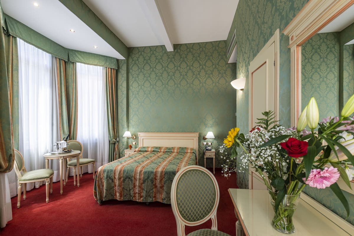 Classic Triple | Egyptian cotton sheets, premium bedding, minibar, in-room safe
