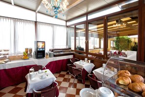 Café da manhã com buffet todos os dias (EUR 10 por pessoa) 