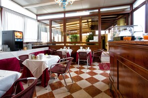 Tägliches Frühstücksbuffet (10 EUR pro Person)