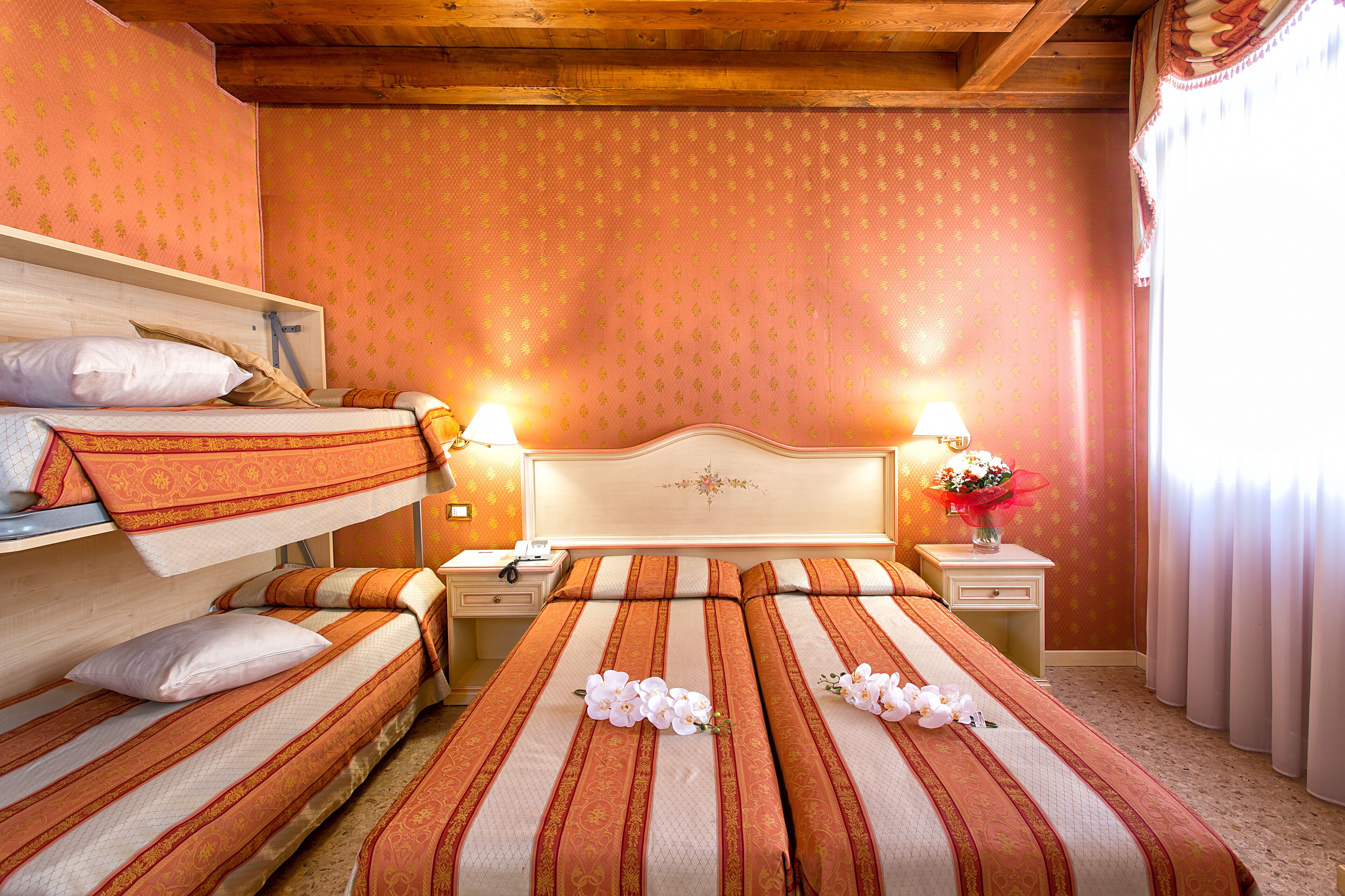 Sengetøy av topp kvalitet, dundyner, safe på rommet og skrivebord