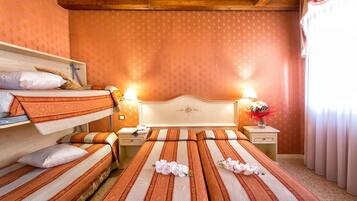 Sengetøy av topp kvalitet, dundyner, safe på rommet og skrivebord