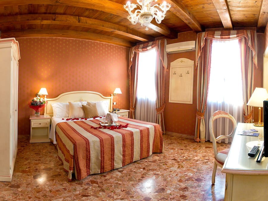 Comfort-Doppelzimmer | Hochwertige Bettwaren, Daunenbettdecken, Zimmersafe, Schreibtisch