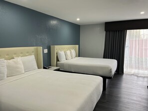 Habitación estándar, 2 camas de matrimonio | Colchones con acolchado adicional y escritorio
