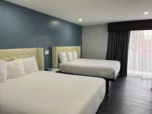 Standardzimmer, 2 Queen-Betten | Pillowtop-Betten, Schreibtisch, Bügeleisen/Bügelbrett, kostenloses WLAN