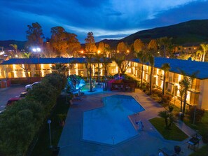 Outdoor pool, pool loungers - Hotel Calle Joaquin (San Luis Obispo)