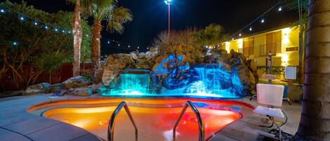 Una piscina al aire libre, tumbonas