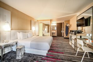 Chambre Standard, 1 très grand lit, accessible aux personnes à mobilité réduite | Surmatelas, bureau, fer et planche à repasser, Wi-Fi gratuit