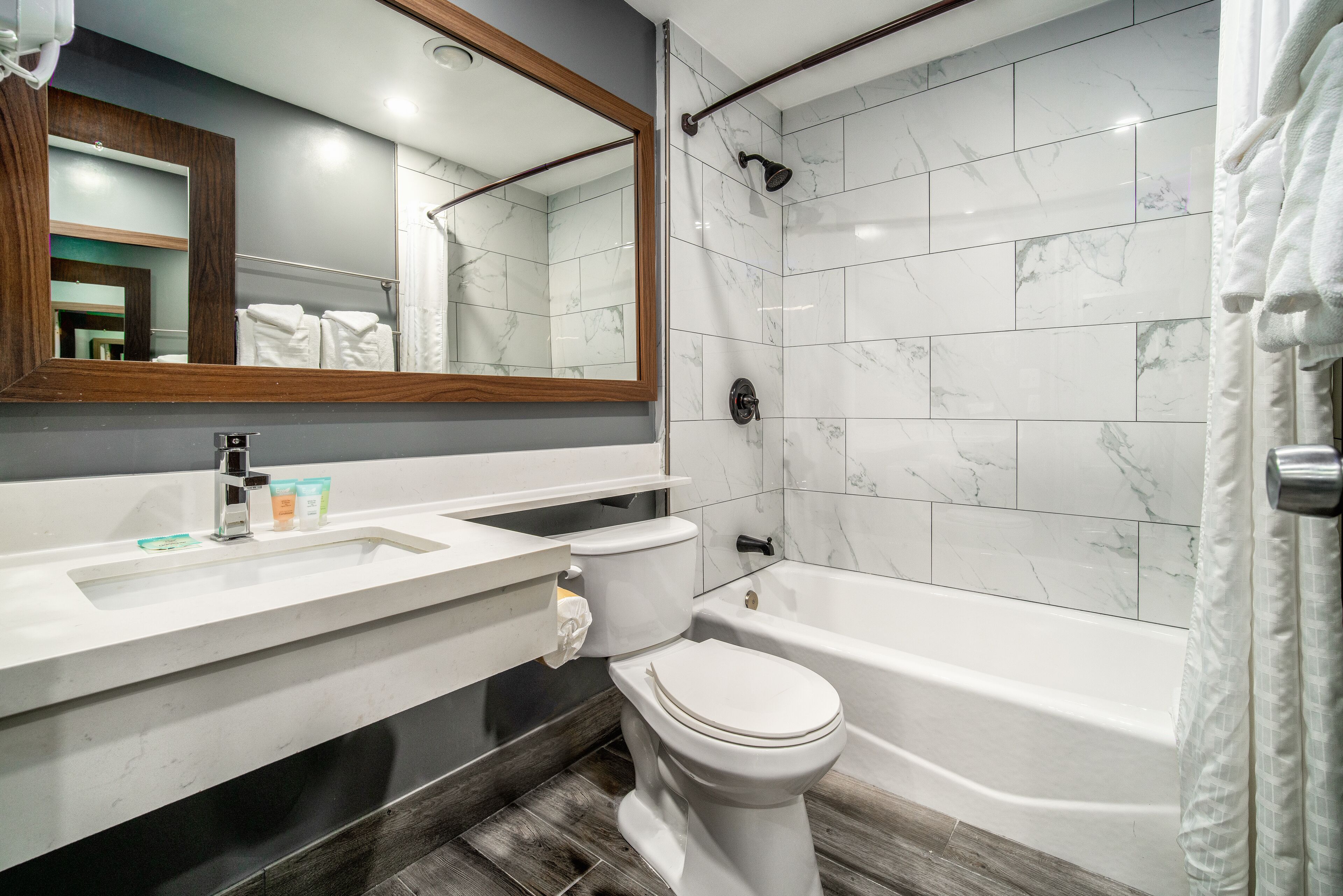 Chambre Standard, 2 grands lits | Salle de bain