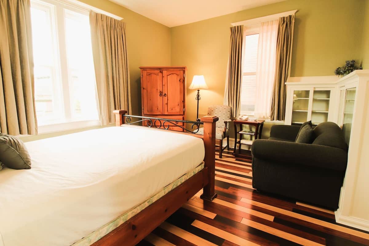 Premium bedding, individually decorated, individually furnished, desk
