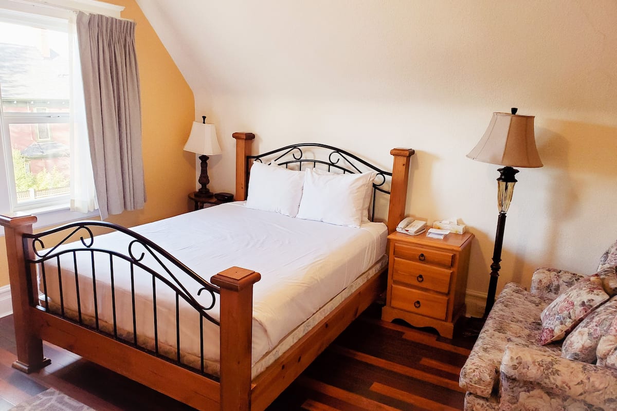 Premium bedding, individually decorated, individually furnished, desk