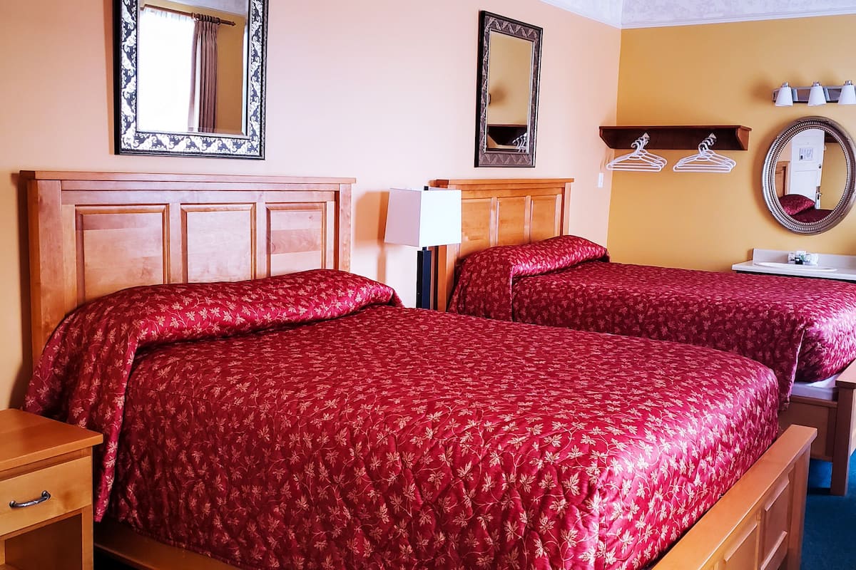 Traditional-Zimmer, 2 Queen-Betten | Hochwertige Bettwaren, individuell dekoriert, individuell eingerichtet