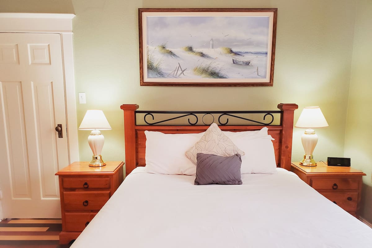 Premium bedding, individually decorated, individually furnished, desk