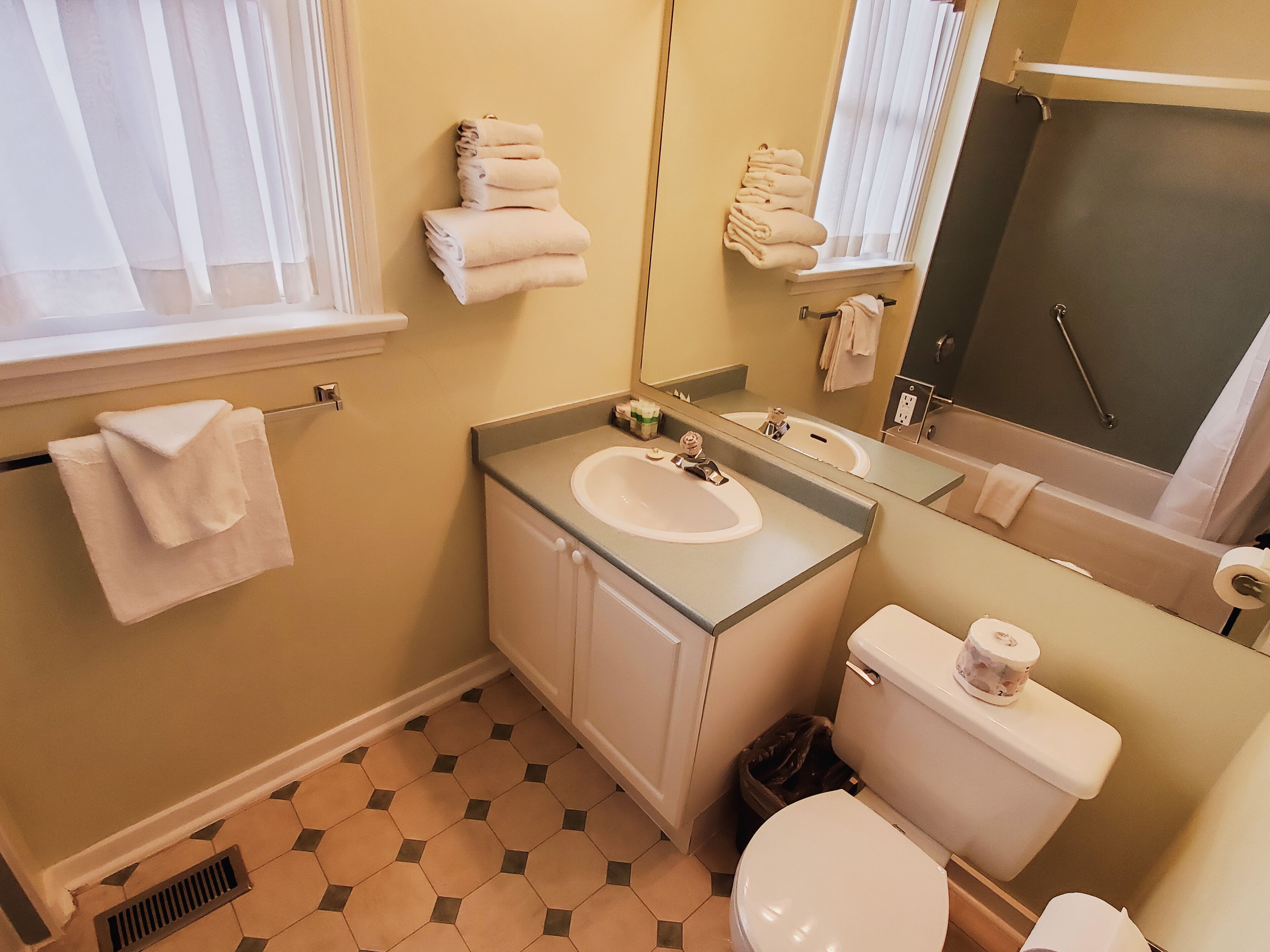 Photo - James Bay Inn Hotel, Suites & Cottage