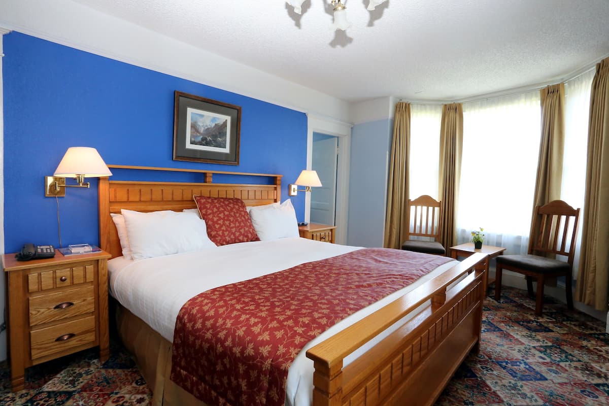 Premium bedding, individually decorated, individually furnished, desk