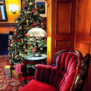 Lobby sitting area - James Bay Inn Hotel & Suites (Victoria)
