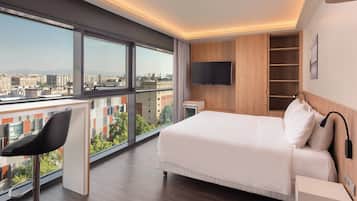 Executive Room, 1 King Bed, Corner (View) | City view