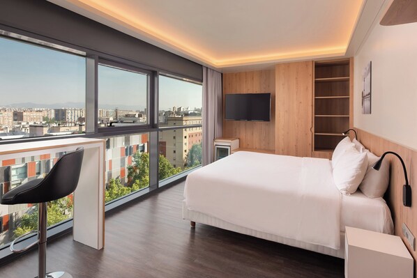 Executive Room, 1 King Bed, Corner (View) | City view