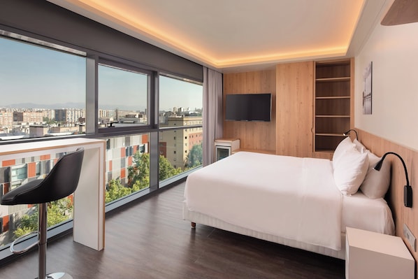 Executive Room, 1 King Bed, Corner (View) | City view