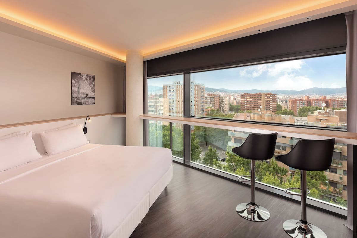 Executive Room, 1 King Bed, Corner (View)