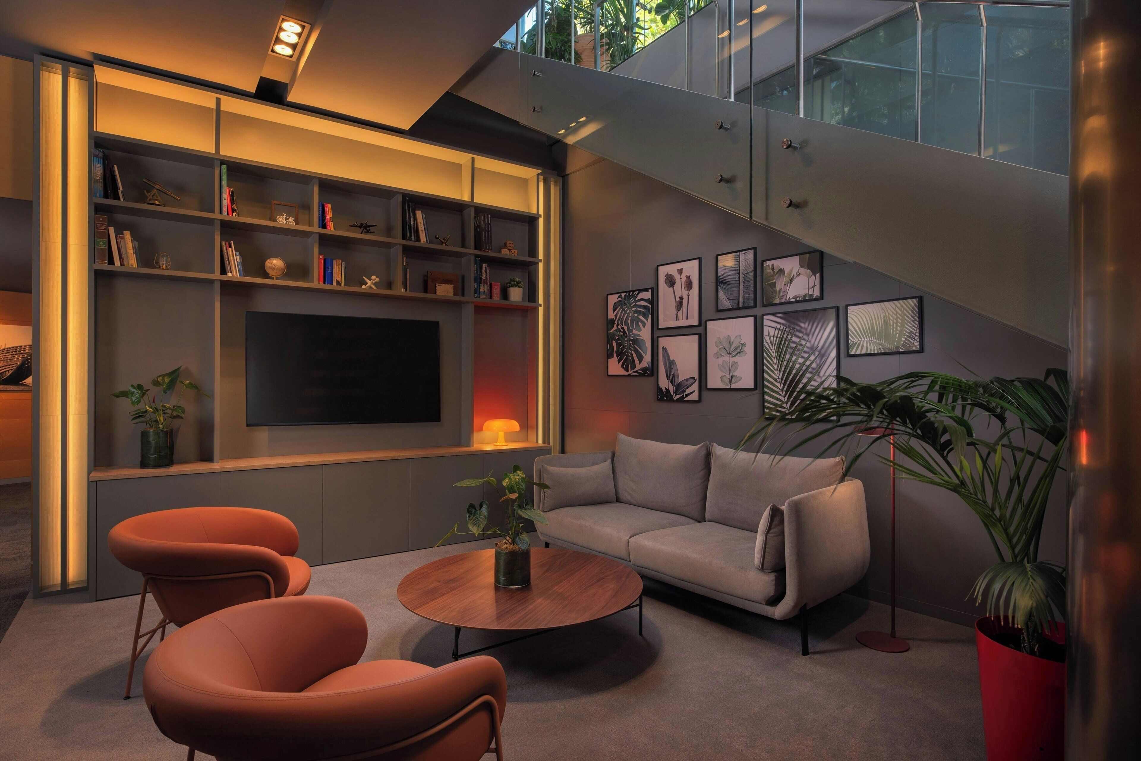 serves brunch and happy hour